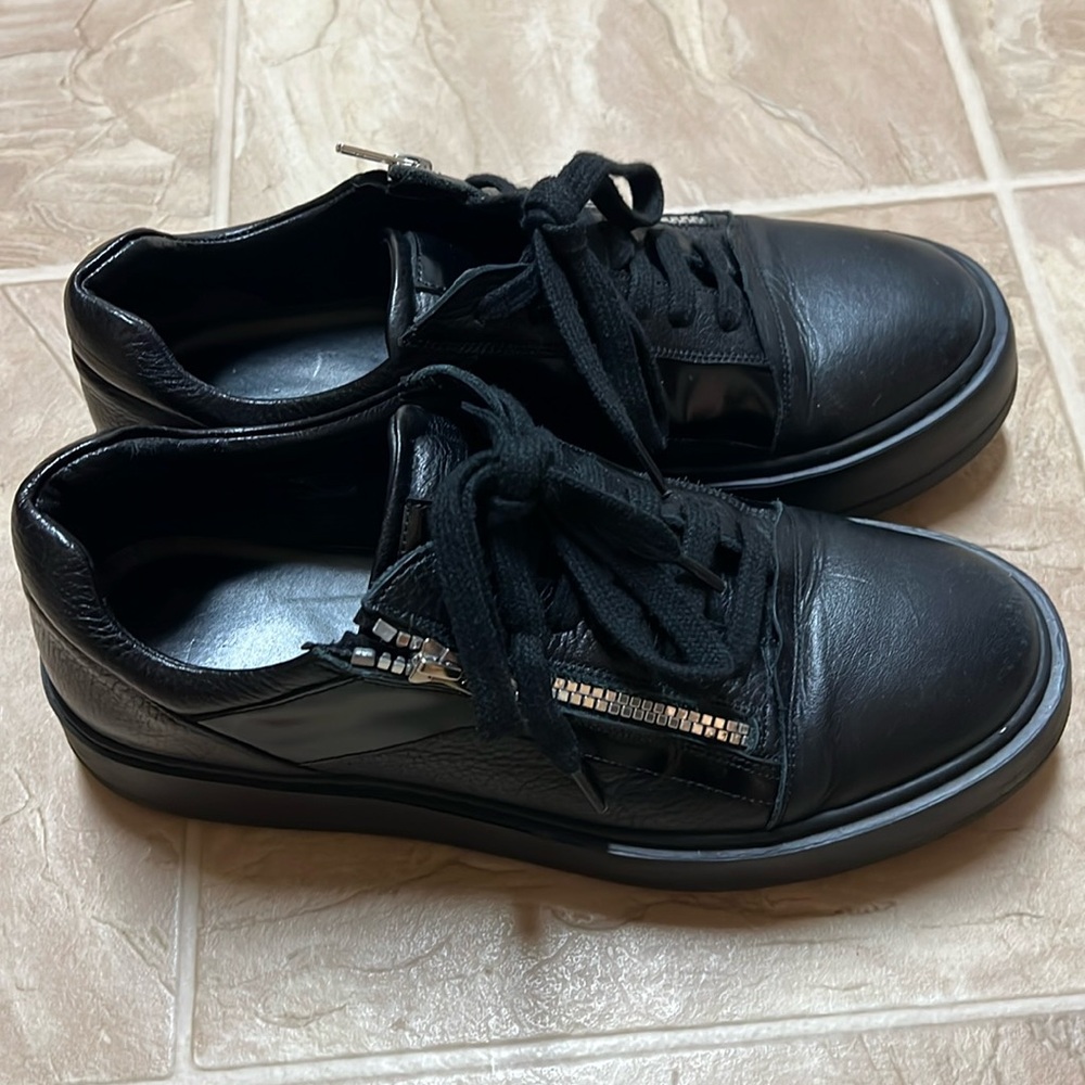 100% genuine leather used but very good condition size 9.5